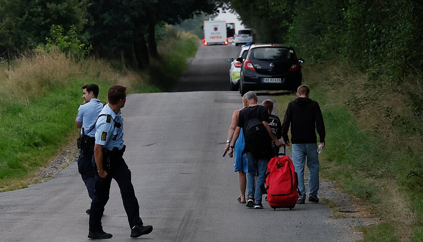 Menschen gehen an der Polizei vorbei, als sie die Stelle verlassen, an der ein Personenzug in der Ortschaft Bjerndrup zwischen Kliplev und Tingleff, entgleist ist. Menschen gehen an der Polizei vorbei, als sie die Stelle verlassen, an der ein Personenzug in der Ortschaft Bjerndrup zwischen Kliplev und Tingleff, entgleist ist.