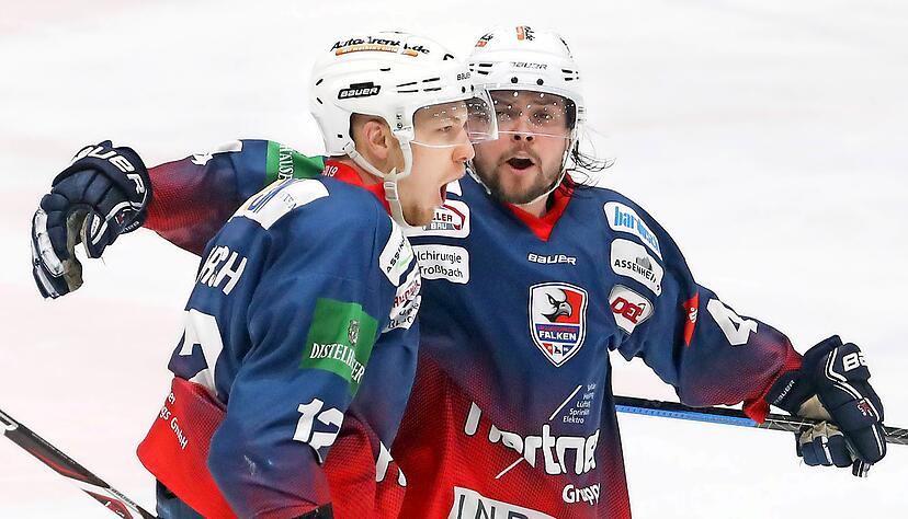 Er hat es wieder getan: Von seiner Lieblingsposition aus traf Justin Kirsch (l) zum 5:3. Es war sein zwölfter Treffer im elften Duell mit den Dresdner Eislöwen, seinem Lieblingsgegner. Brock Maschmeyer gratuliert.
Foto: Andrea Veigel Er hat es wieder getan: Von seiner Lieblingsposition aus traf Justin Kirsch (l) zum 5:3. Es war sein zwölfter Treffer im elften Duell mit den Dresdner Eislöwen, seinem Lieblingsgegner. Brock Maschmeyer gratuliert.
Foto: Andrea Veigel