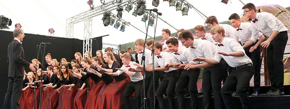 Aus dem ganzen Südwesten kamen die Chöre angereist, und sie verwandelten Heilbronn für ein langes Wochenende in einen riesigen Konzertsaal. Auch bei der Abschlussveranstaltung mit dem ehemaligen Bundespräsidenten Christian Wulff auf der Buga wurde natürlich gesungen. Im Bild die Christophorus-Kantorei aus Alteinsteig. Die Schüler zeigten bei einem afrikanischen Lied vollen Körpereinsatz. Zur Bundesgartenschau kamen an den vier Tagen sogar 100 000 Besucher. Aus dem ganzen Südwesten kamen die Chöre angereist, und sie verwandelten Heilbronn für ein langes Wochenende in einen riesigen Konzertsaal. Auch bei der Abschlussveranstaltung mit dem ehemaligen Bundespräsidenten Christian Wulff auf der Buga wurde natürlich gesungen. Im Bild die Christophorus-Kantorei aus Alteinsteig. Die Schüler zeigten bei einem afrikanischen Lied vollen Körpereinsatz. Zur Bundesgartenschau kamen an den vier Tagen sogar 100 000 Besucher.