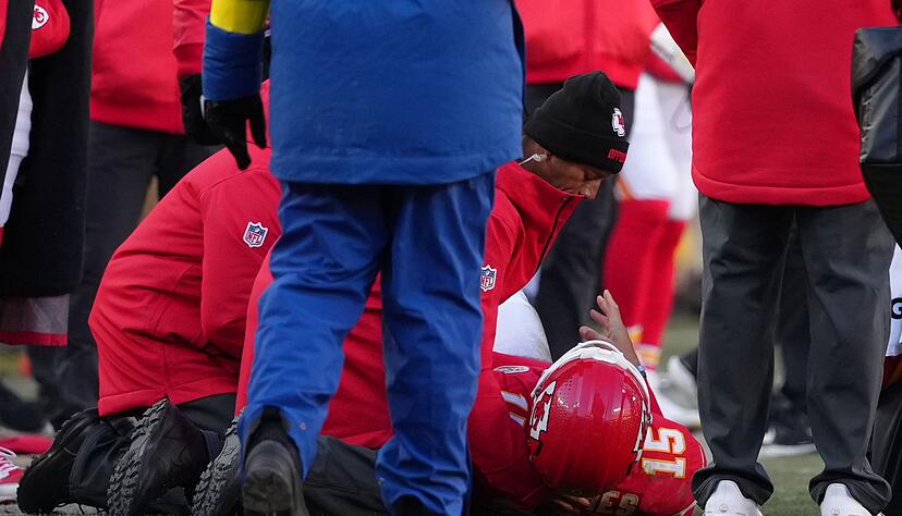 Patrick Mahomes verletzt sich in der Schlussphase. Patrick Mahomes verletzt sich in der Schlussphase.