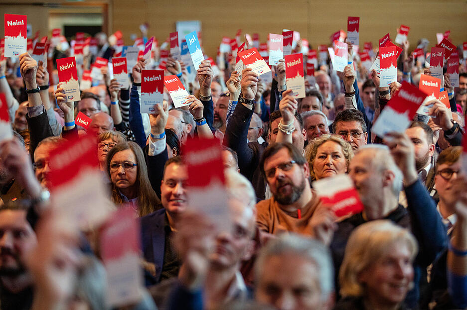 Parteimitglieder der AfD-Baden-Württemberg stimmen während des Landesparteitags in der Stadthalle mit ihren «Nein!» Stimmzetteln ab.