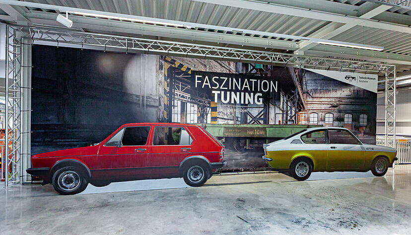 Direkt am Eingang der Sonderausstellung wird klar, um was es im Sinsheimer Technik-Museum geht: Die Faszination des Tunings, aber auch die Rivalität zwischen VW und Opel.