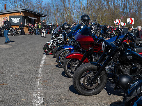 Zahlreiche Motorradfahrer genießen am Donnerstag das frühlingshafte Wetter an der Löwensteiner Platte im Landkreis Heilbronn. Zahlreiche Motorradfahrer genießen am Donnerstag das frühlingshafte Wetter an der Löwensteiner Platte im Landkreis Heilbronn.