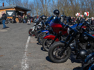 Zahlreiche Motorradfahrer genießen am Donnerstag das frühlingshafte Wetter an der Löwensteiner Platte im Landkreis Heilbronn. Zahlreiche Motorradfahrer genießen am Donnerstag das frühlingshafte Wetter an der Löwensteiner Platte im Landkreis Heilbronn.