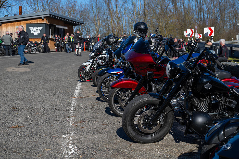 Zahlreiche Motorradfahrer genie&szlig;en am Donnerstag das fr&uuml;hlingshafte Wetter an der L&ouml;wensteiner Platte im Landkreis Heilbronn.