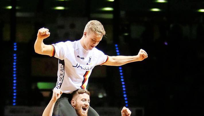 Die geballten H&auml;nde signalisieren es: Serafin Schefold (unten) und Max Hanselmann waren mit ihrer Final-K&uuml;r zufrieden. Es reichte zum erhofften zweiten Platz.