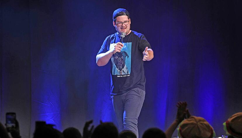 Muss er das (noch)? Comedian Chris Tall steht in ständigem Kontakt mit seinem Publikum. Den Witzen fehlt es aber an Tiefgang und Originalität.