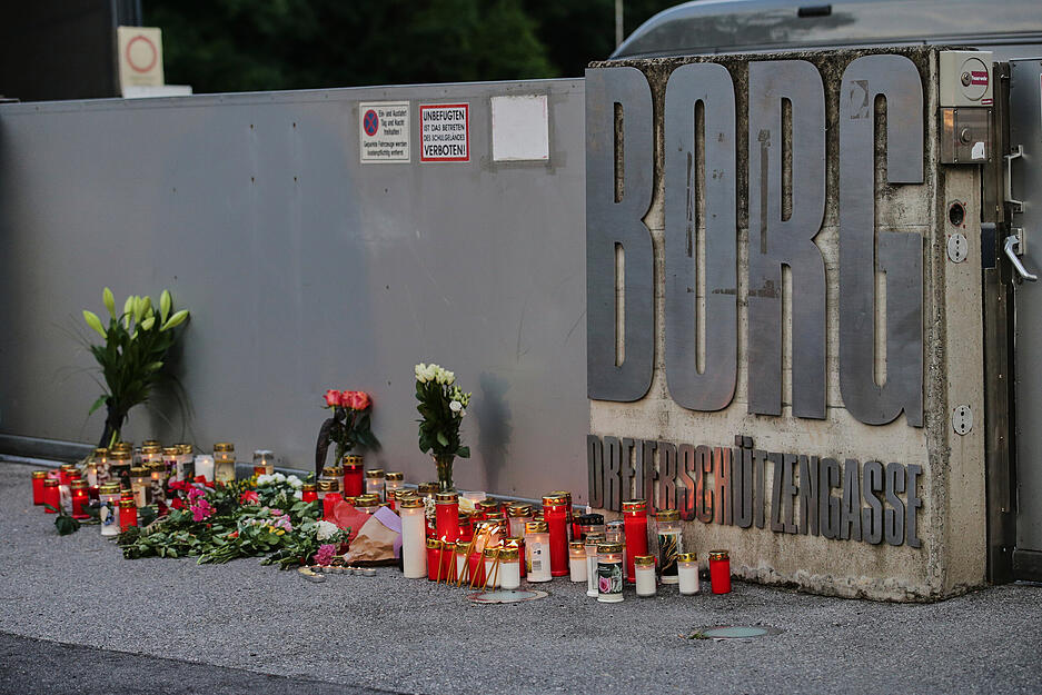 Auch am Eingang der Schule liegen Blumen und Kerzen nieder. Auch am Eingang der Schule liegen Blumen und Kerzen nieder.