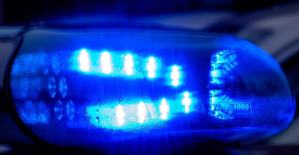 In Asperg ist ein Auto durch die Scheibe einer Bankfiliale gefahren. (Symbolbild)