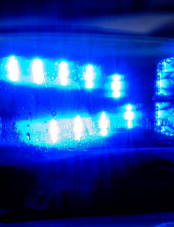 In Asperg ist ein Auto durch die Scheibe einer Bankfiliale gefahren. (Symbolbild)