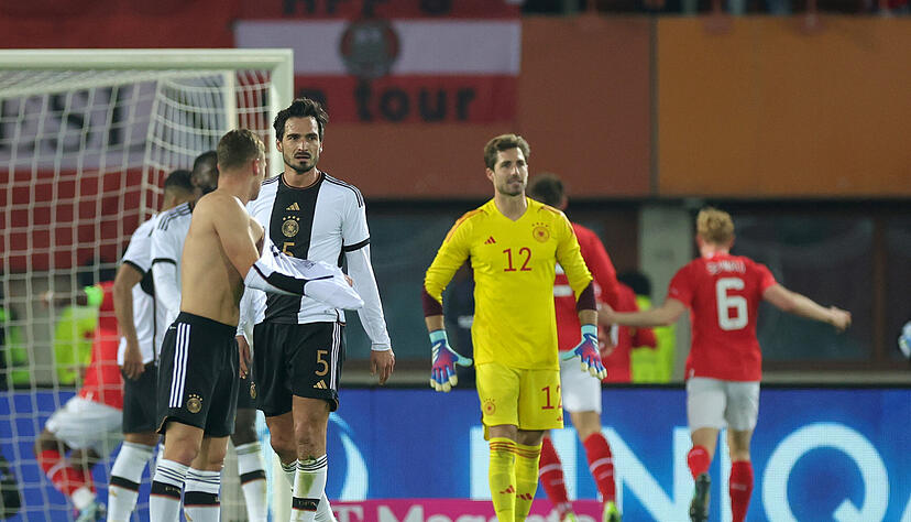 Die Deutschen Spieler stehen nach dem zweiten Gegentor enttäuscht auf dem Platz. Im Hintergrund jubeln die Österreicher. Die DFB-Elf verliert am Ende 0:2. Die Deutschen Spieler stehen nach dem zweiten Gegentor enttäuscht auf dem Platz. Im Hintergrund jubeln die Österreicher. Die DFB-Elf verliert am Ende 0:2.