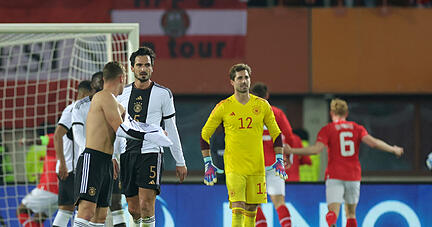 dpatopbilder - 21.11.2023, Österreich, Wien: Fußball: Länderspiele, Österreich - Deutschland, Ernst-Happel-Stadion. Die Deutschen Spieler stehen nach dem zweiten Gegentor enttäuscht auf dem Platz. Im Hintergrund jubeln die Österreicher. WICHTIGER HINWEIS: Gemäß den Vorgaben der DFL Deutsche Fußball Liga bzw. des DFB Deutscher Fußball-Bund ist es untersagt, in dem Stadion und/oder vom Spiel angefertigte Fotoaufnahmen in Form von Sequenzbildern und/oder videoähnlichen Fotostrecken zu verwerten bzw. verwerten zu lassen. Foto: Christian Charisius/dpa +++ dpa-Bildfunk +++