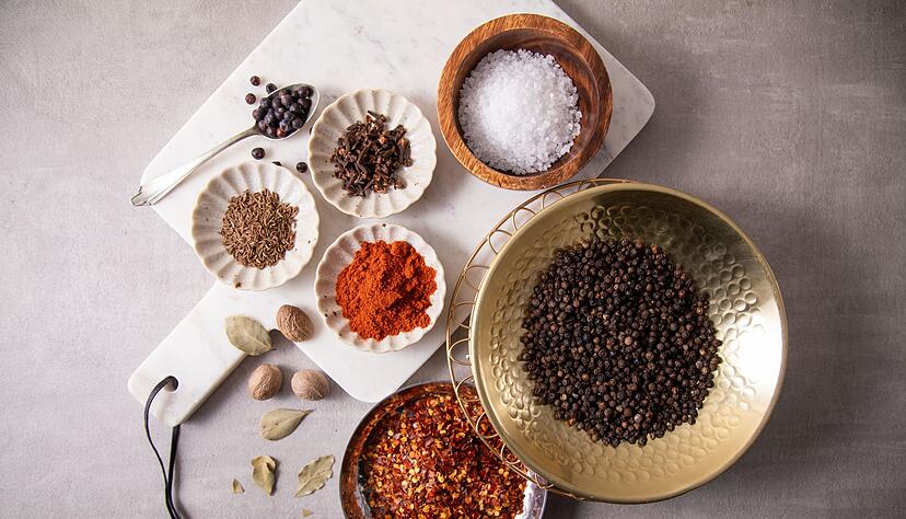 Zur Grundausstattung in der K&uuml;che geh&ouml;ren Salz, schwarzer Pfeffer, Chili-Flocken, Paprika edels&uuml;&szlig; oder ger&auml;uchert, K&uuml;mmel, Nelken, Wachholderbeeren, Lorbeer und Muskatnuss.