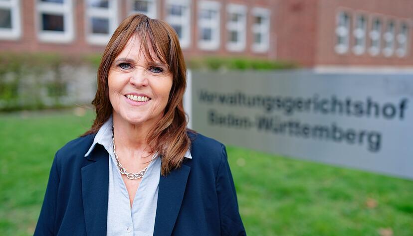 Die 59-J&auml;hrige sieht sich aufgrund ihres Geschlechts diskriminiert und fordert die Gehaltsdifferenz und eine Entsch&auml;digung in H&ouml;he von mehr als 43.500 Euro.