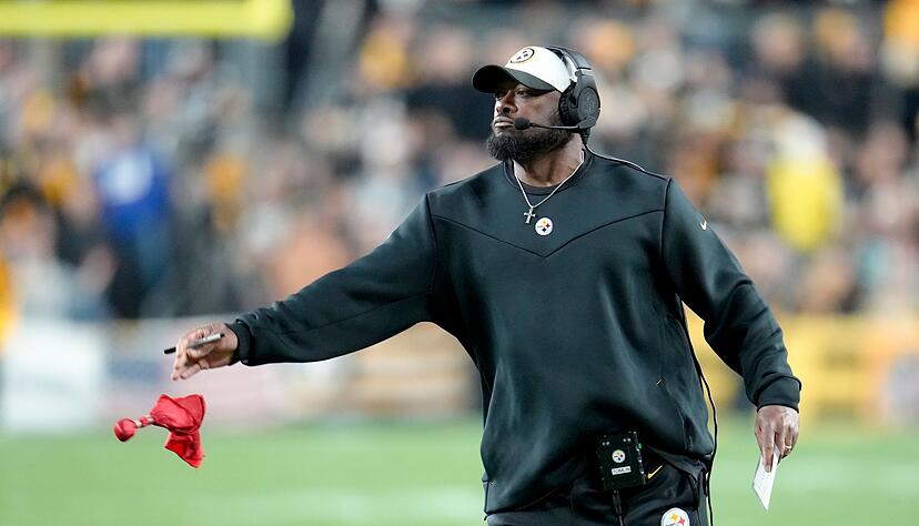 NFL-Trainer Mike Tomlin wirft die rote Challenge-Flagge aufs Feld. (Archivbild)