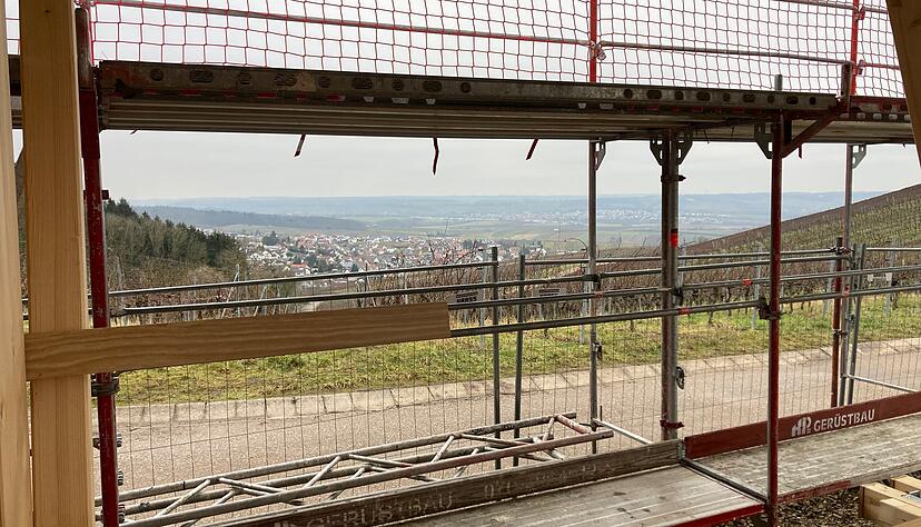 Die Aussicht Richtung Brackenheim vom neuen Weinausschank aus - eine von drei aussichtsstarken Seiten des Gebäudes. Die Aussicht Richtung Brackenheim vom neuen Weinausschank aus - eine von drei aussichtsstarken Seiten des Gebäudes.