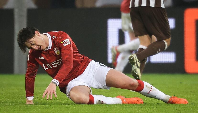 Angelo Stiller liegt auf dem Rasen. Beim FC St. Pauli war er nicht gut, vor dem Spiel des VfB Stuttgart gegen Köln ist er erkältet. Angelo Stiller liegt auf dem Rasen. Beim FC St. Pauli war er nicht gut, vor dem Spiel des VfB Stuttgart gegen Köln ist er erkältet.