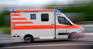 Der Rettungsdienst brachte zwei B&uuml;rger in Kliniken. (Symbolbild)