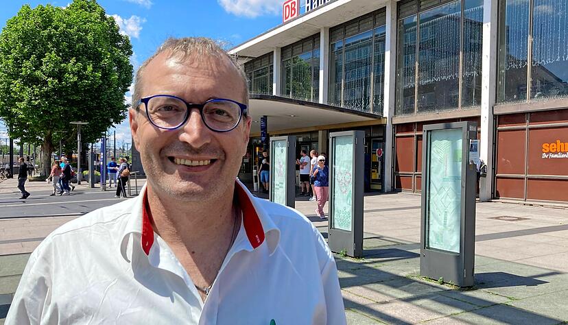 Lokführer Robert Hren, hier vor dem Hauptbahnhof Heilbronn, ist zuversichtlich, dass Menschen von der Straße auf die Schienen wechseln.