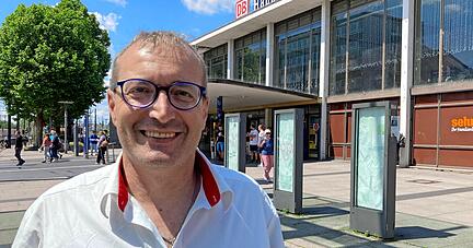 Lokführer Robert Hren, hier vor dem Hauptbahnhof Heilbronn, ist zuversichtlich, dass Menschen von der Straße auf die Schienen wechseln.
Foto: Adrian Hoffmann