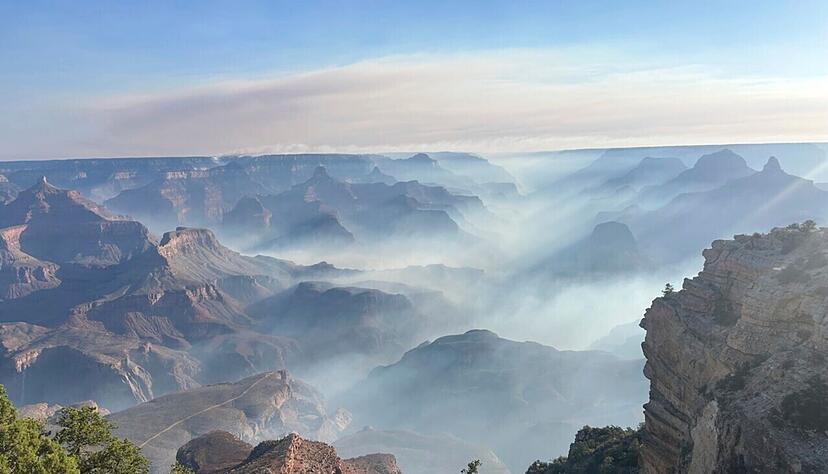 Rauch von Waldbr&auml;nden liegt &uuml;ber dem Grand Canyon Nationalpark im Norden Arizonas.