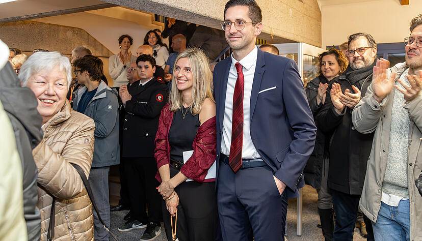 Gespannt verfolgten Pascal und Carolin Bopp am Sonntag mit zahlreichen Bürgern den Eingang der Ergebnisse aus den einzelnen Wahllokalen im Rathausfoyer.