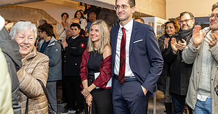 Gespannt verfolgten Pascal und Carolin Bopp am Sonntag mit zahlreichen Bürgern den Eingang der Ergebnisse aus den einzelnen Wahllokalen im Rathausfoyer.