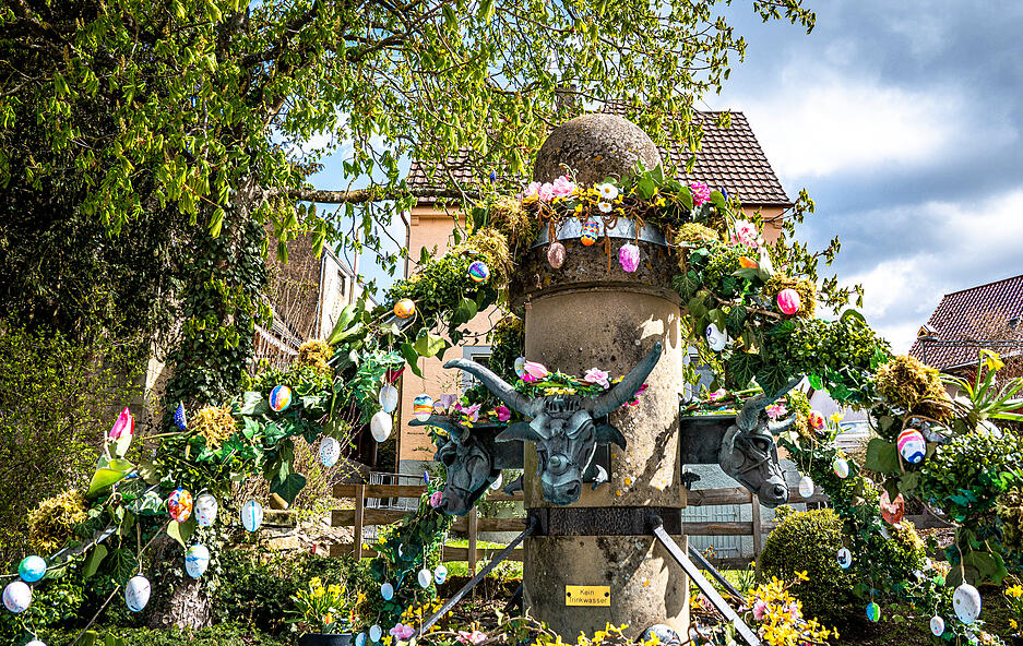 In Zaberfeld-Ochsenburg ist der Osterbrunnen mit Eiern und Blumen geschm&uuml;ckt.