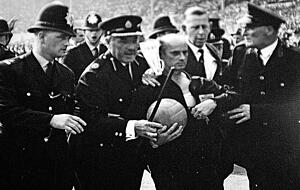 Rudolf Kreitlein (linkes Bild, Mitte) muss nach dem WM-Spiel zwischen England und Argentinien unter Polizeischutz in die Kabine geleitet werden. Rechts: Der ehemalige Kircheimer im Jahr 2006 in seinem Haus in Stuttgart.
Fotos: imago images/Sportfoto Rudel