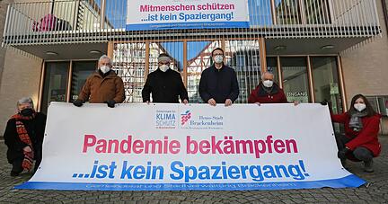 Gabriele Winkler (v.l.), Dr.?Josef Festl, Edgar Übelhör, Thomas Csaszar, Helmut Kayser und Martina Reese starten gemeinsam eine Banner-Aktion.
Foto: Wolfgang Müller