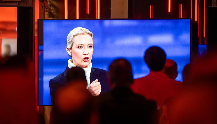 Beobachter verfolgen das "Quadrell" , die TV Runde im Bundestagswahlkampf mit Bundeskanzler Scholz (SPD), Unionsfraktionschef Merz (CDU), AfD Kanzlerkandidatin Weidel und Grünen-Kanzlerkandidat Habeck bei den Fernsehsendern RTL und NTV. Beobachter verfolgen das "Quadrell" , die TV Runde im Bundestagswahlkampf mit Bundeskanzler Scholz (SPD), Unionsfraktionschef Merz (CDU), AfD Kanzlerkandidatin Weidel und Grünen-Kanzlerkandidat Habeck bei den Fernsehsendern RTL und NTV.