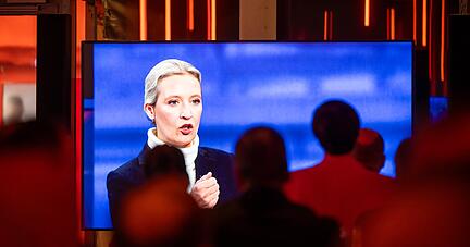 Beobachter verfolgen das "Quadrell" , die TV Runde im Bundestagswahlkampf mit Bundeskanzler Scholz (SPD), Unionsfraktionschef Merz (CDU), AfD Kanzlerkandidatin Weidel und Grünen-Kanzlerkandidat Habeck bei den Fernsehsendern RTL und NTV. Beobachter verfolgen das "Quadrell" , die TV Runde im Bundestagswahlkampf mit Bundeskanzler Scholz (SPD), Unionsfraktionschef Merz (CDU), AfD Kanzlerkandidatin Weidel und Grünen-Kanzlerkandidat Habeck bei den Fernsehsendern RTL und NTV.