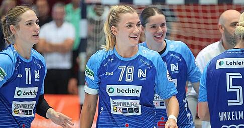 Inzwischen im Neckarsulmer blau, 2022/2023 aber noch im Göppinger grün: Neckarsulms Neuzugang Paulia Uscinowicz (Mitte) trifft am Samstag auf ihren Ex-Club.