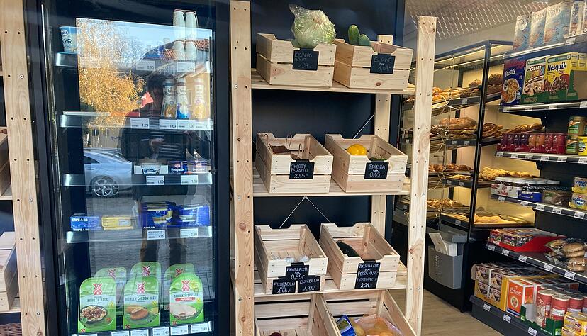 Erst seit ein paar Tagen auf: Der SB-Container "Coco's Kleinkauf" in Ittlingens Ortsmitte ist zur Kerwe offiziell eröffnet worden. Erst seit ein paar Tagen auf: Der SB-Container "Coco's Kleinkauf" in Ittlingens Ortsmitte ist zur Kerwe offiziell eröffnet worden.