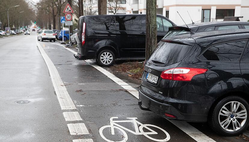 Manche Autos ragen beim Parken in Radstreifen hinein. Die Parkplätze sollen so bestehen bleiben, die Radspur aber wird rot markiert.
Foto: Andreas Veigel