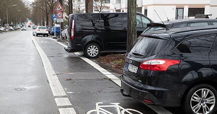 Manche Autos ragen beim Parken in Radstreifen hinein. Die Parkplätze sollen so bestehen bleiben, die Radspur aber wird rot markiert.
Foto: Andreas Veigel