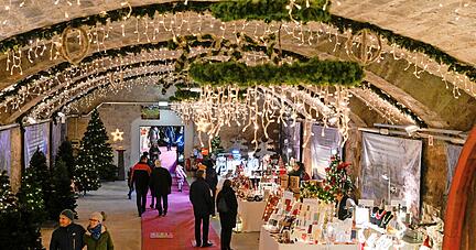 Der Schlosskeller lockt mit vielen Lichterketten und schön dekorierten Ständen. Im Außenbereich wurde die Beleuchtung etwas reduziert.
Fotos: Christina Kunz