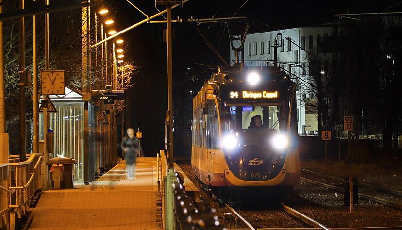 Zwei Passagiere steigen am Hauptbahnhof aus der S4 nach Cappel aus − um 0.55 Uhr, kurz nachdem die neue Woche angebrochen ist.
Fotos: Götz Greiner Zwei Passagiere steigen am Hauptbahnhof aus der S4 nach Cappel aus − um 0.55 Uhr, kurz nachdem die neue Woche angebrochen ist.
Fotos: Götz Greiner
