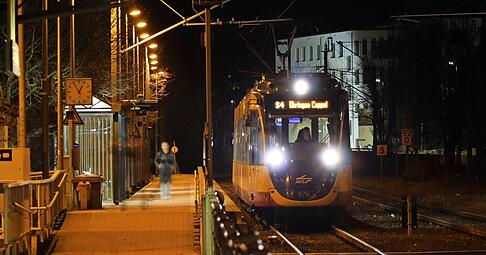 Zwei Passagiere steigen am Hauptbahnhof aus der S4 nach Cappel aus − um 0.55 Uhr, kurz nachdem die neue Woche angebrochen ist.

Fotos: Götz Greiner