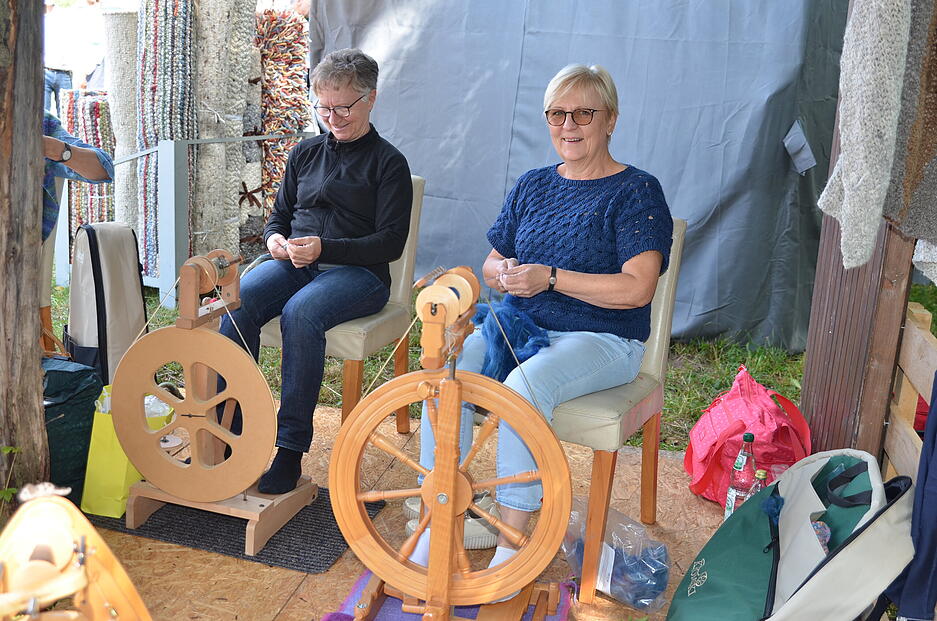 Beim 23. Schafwollfestival steht auch diesmal alles im Zeichen der Vierbeiner. Zahlreiche Besucher strömen nach Oberstenfeld-Gronau und erhalten spannende Einblicke in die Welt von Schaf und Wolle.