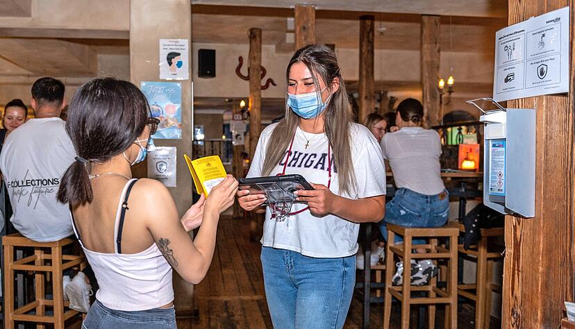 Mitarbeiterin Elisabeth Wolf kümmert sich im Cocktail-Restaurant Sausalitos um die Kontrolle der 3-G-Nachweise.
Foto: C. Kunz