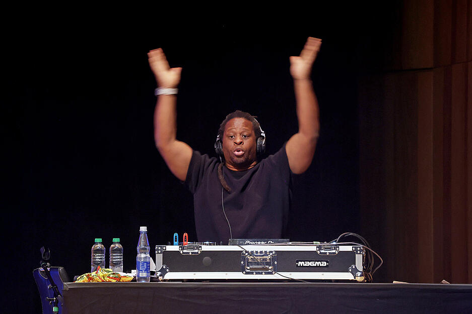 Mola Adebisi alias DJ Mola sorgte vor dem Auftritt von Oliver Pocher für Stimmung. Mola Adebisi alias DJ Mola sorgte vor dem Auftritt von Oliver Pocher für Stimmung.