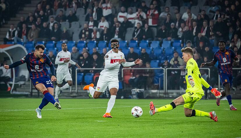 Die fr&uuml;he F&uuml;hrung f&uuml;r Basel: Albian Ajeti (l.) trifft durch die Beine von Alexander N&uuml;bel.