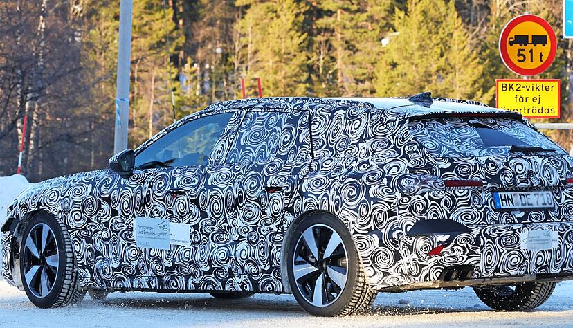Audi-Chef Duesmann hat die Namensänderungen von A4 zu A5 und von A6 zu A7 bestätigt. Der künftige A5 Avant − hier im Bild getarnt − wird ab 2024 am Standort Neckarsulm gebaut. Er soll zusammen mit dem neuen A7 für Auslastung sorgen.
Foto: CarPix