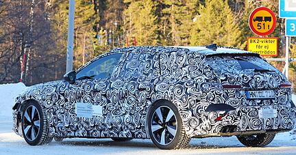 Audi-Chef Duesmann hat die Namensänderungen von A4 zu A5 und von A6 zu A7 bestätigt. Der künftige A5 Avant − hier im Bild getarnt − wird ab 2024 am Standort Neckarsulm gebaut. Er soll zusammen mit dem neuen A7 für Auslastung sorgen.
Foto: CarPix