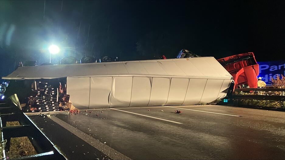 Das Lkw-Gespann hatte Lebensmittel geladen.