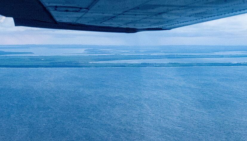 Die Lage am havarierten Öltanker «Eventin» wird komplizierter - Grund ist ein Sturm über der Ostsee. Zusätzliche Schiffe und ein Spezialistenteam wurden zu dem Tanker geschickt. Die Lage am havarierten Öltanker «Eventin» wird komplizierter - Grund ist ein Sturm über der Ostsee. Zusätzliche Schiffe und ein Spezialistenteam wurden zu dem Tanker geschickt.