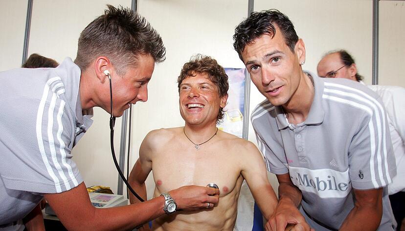 Die damaligen deutschen Radprofis Patrik Sinkewitz (l-r), Jan Ullrich und Andreas Klöden vom T-Mobile-Team albern herum bei einer medizinischen Untersuchung vor dem Start der Tour de France 2006. Die damaligen deutschen Radprofis Patrik Sinkewitz (l-r), Jan Ullrich und Andreas Klöden vom T-Mobile-Team albern herum bei einer medizinischen Untersuchung vor dem Start der Tour de France 2006.