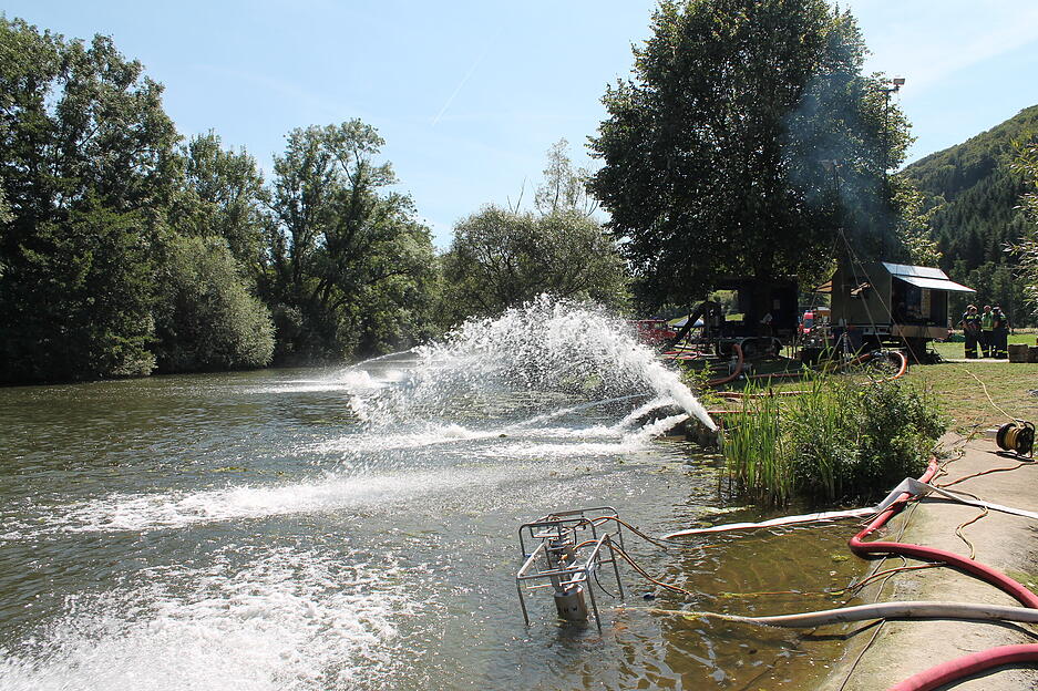 26. August 2015. Großeinsatz von Feuerwehr und THW bei Mulfingen-Eberbach (Hohenlohekreis). Mit zwölf Pumpen reichern die rund 35 Helfer das Wasser ununterbrochen mit Sauerstoff an.