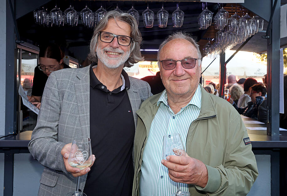 Erste Besucher schnappen sich bereits am Eröffnungsabend ein Glas auf dem Heilbronner Weindorf.